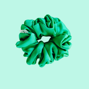 gumka jedwabna scrunchie frotka zielona trawka — kopia.png