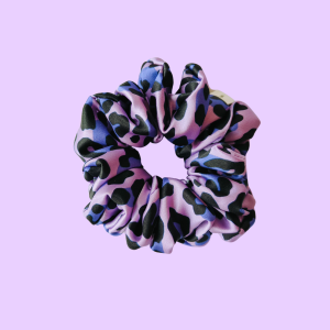Gumka jedwabna, scrunchie, frotka fioletowa panterka czarna MAXI.png