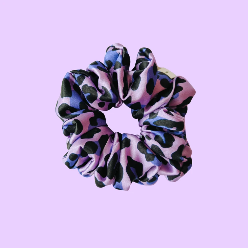 Gumka jedwabna, scrunchie, frotka fioletowa panterka czarna MAXI.png