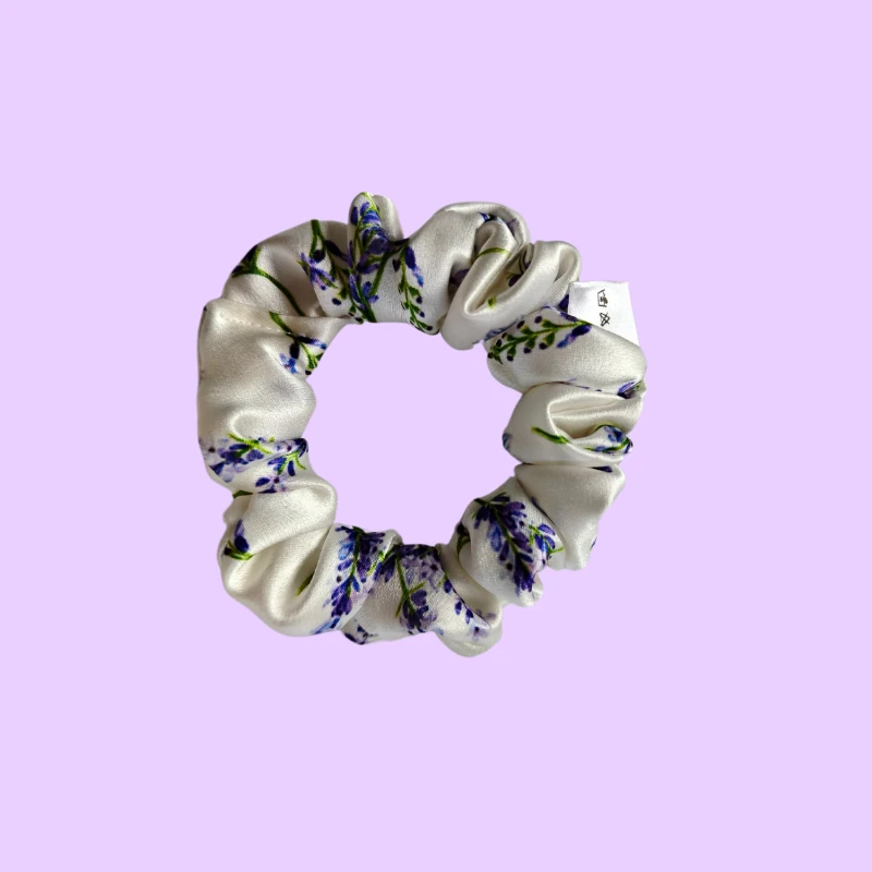 gumka jedwabna scrunchie frotka lawendowe pole MIDI.png
