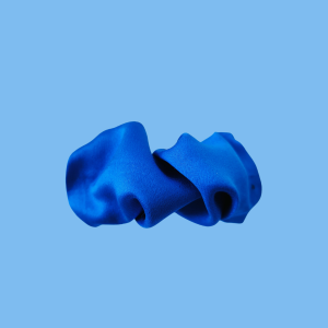 klamra jedwabna scrunchie królewski chaber.png