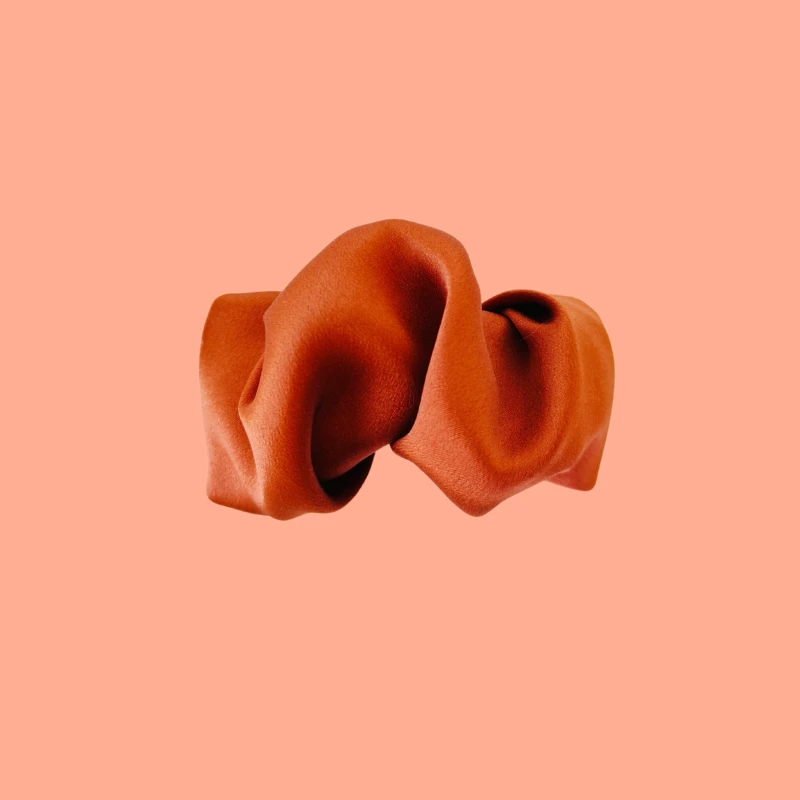 jedwabna klamra scrunchie brązowa.png