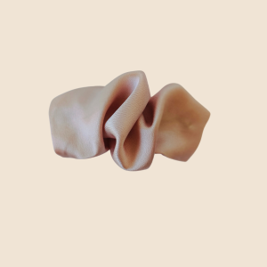 klamra jedwabna scrunchie perłowy blond.png