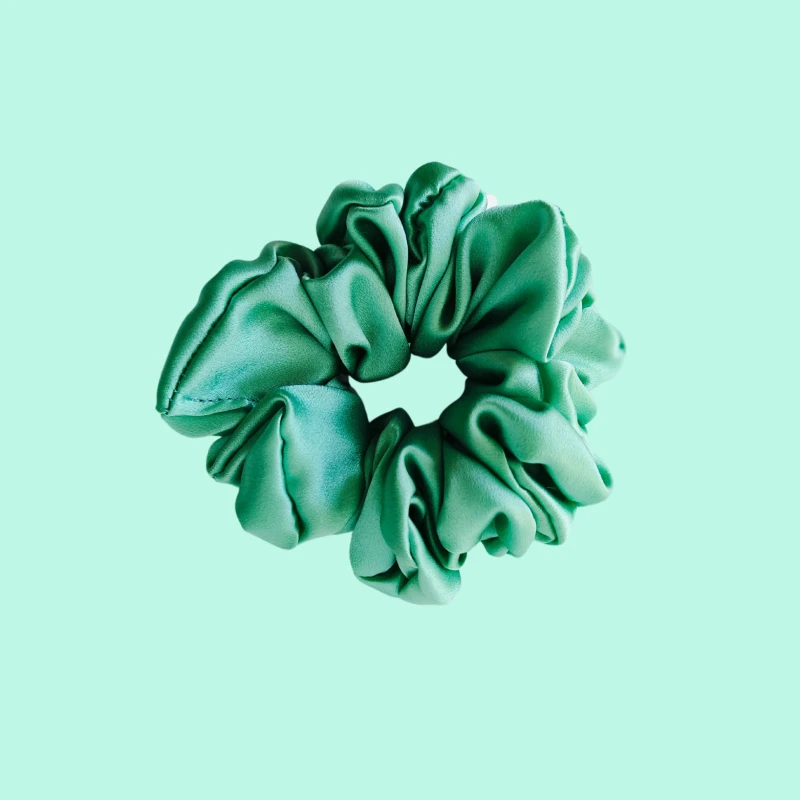 gumka jedwabna scrunchie frotka królowa szmaragdów.png