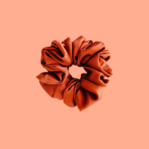 gumka jedwabna scrunchie frotka brązowa.png