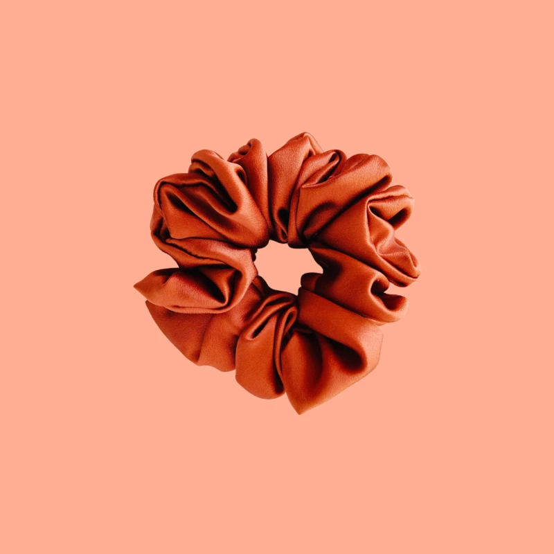 gumka jedwabna scrunchie frotka brązowa.png
