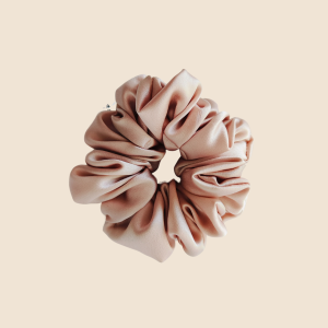gumka jedwabna scrunchie frotka perłowy blond.png